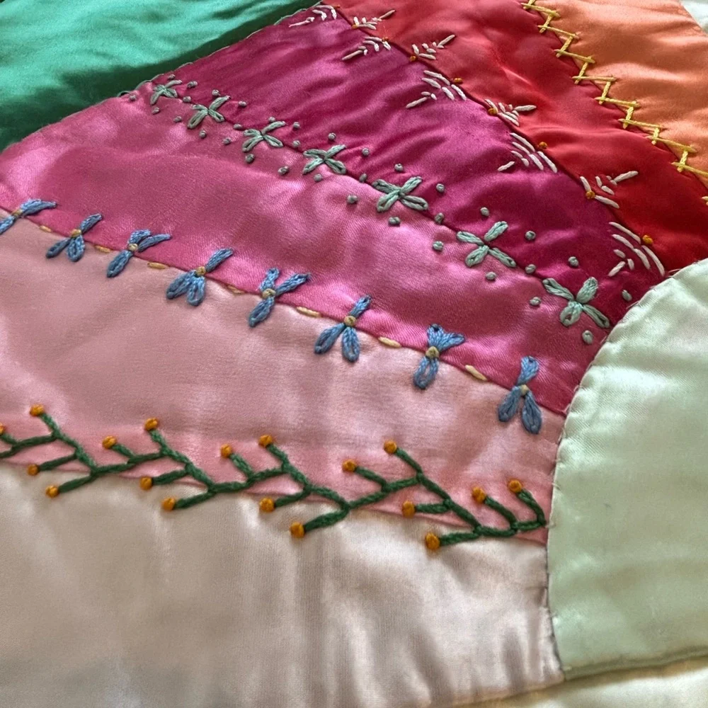 🤩 Vintage Grandmother Queen SZ Satin Embroidered Fan Patchwork Handmade Quilt